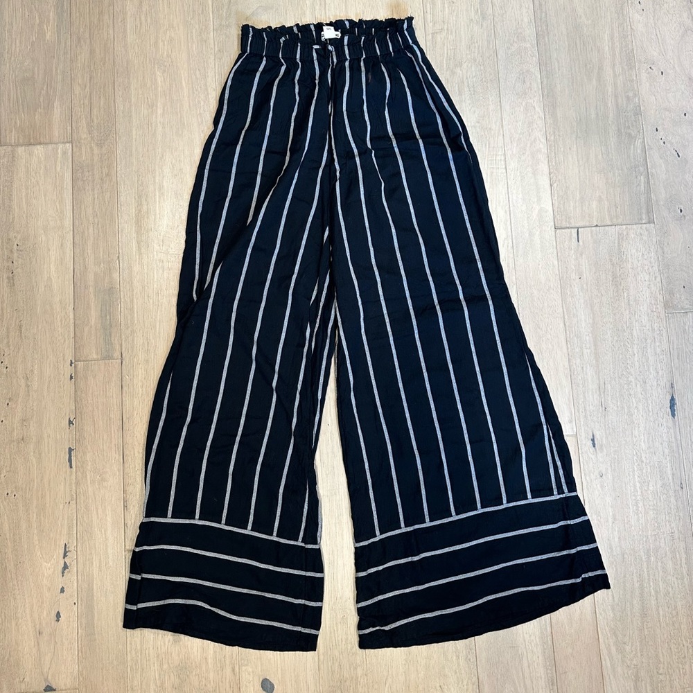 Billabong wide leg pants size L have a little bleach stain on waist